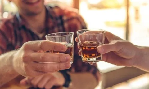 Vì sao uống rượu từ tối hôm trước, sáng hôm sau vẫn còn nồng độ cồn? 0