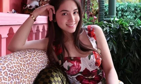 Nhan sắc ít son phấn của dâu út tương lai nhà Jonathan Hạnh Nguyễn