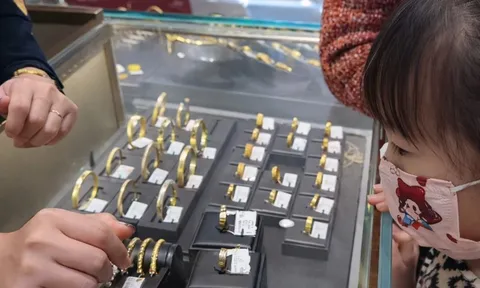 Sợ bố mẹ tiêu hết tiền lì xì, bé gái 10 tuổi tự đem đi mua vàng suốt 3 năm