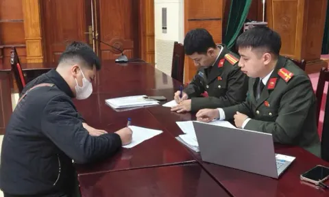 Phát hiện đường dây dán quảng cáo cờ bạc trá hình trên ô tô dịch vụ