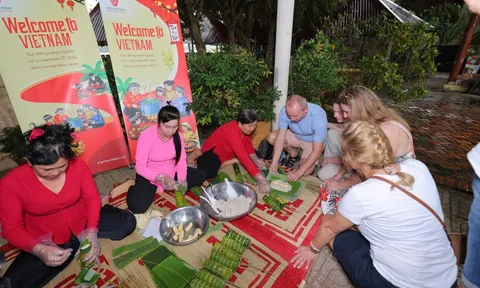 Du khách nước ngoài hào hứng với Tết Việt