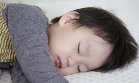 Cha mẹ phải tránh làm 3 việc này trước giờ con đi ngủ, nếu không, con càng ngày càng KÉM THÔNG MINH!