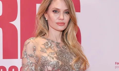 Angelina Jolie khoe vòng một với đầm xuyên thấu