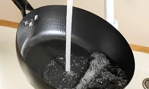 Tại sao không nên tráng chảo bằng nước ngay sau khi nấu xong? Nghe đầu bếp giải thích, tôi mới giật mình vì bao năm làm sai