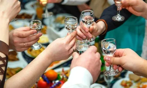 Tại sao ăn lót dạ mới là 'cách giải rượu' hiệu quả nhất? 0