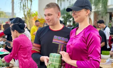 VIDEO: Du khách quốc tế mê Tết Việt, rộn ràng gói bánh chưng ở Mũi Né