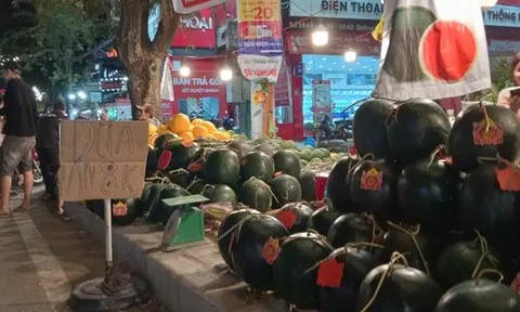 Tối 28 Tết, dưa hấu ở Cần Thơ “xả hàng” còn 8.000 đồng/kg