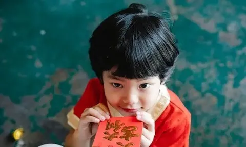 Đưa con sang nhà sếp chúc Tết, con hồn nhiên: "Nhà bác này giàu nhỉ, kiểu gì lì xì cũng to" làm bố mẹ ngượng cháy mặt