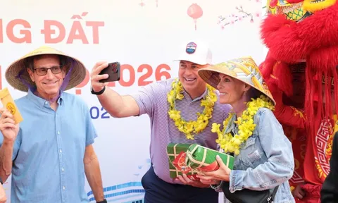 Hình ảnh tàu du lịch hạng sang đưa gần 600 khách “xông đất” Đà Nẵng