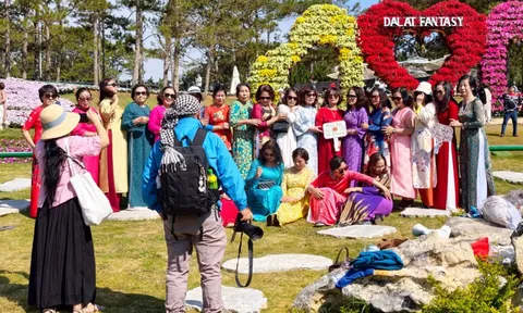 Mùng 6 Tết, Đà Lạt vẫn rộn ràng khách du xuân