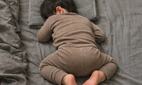 Trẻ ngủ gối và trẻ ngủ không kê gối sẽ có 3 điểm khác biệt khi lớn lên, bố mẹ cần lưu ý