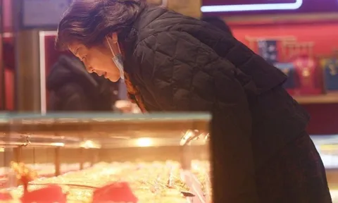 Tá hoả vì 31kg vàng biến mất, bà mẹ điều tra thì phát hiện sự thật đắng lòng: Nuôi ong tay áo!