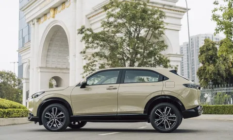 Honda HR-V e:HEV RS giảm giá 34 triệu đồng, rẻ hơn Corolla Cross HEV 0