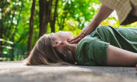 Người phụ nữ 50 tuổi tử vong sau ăn trưa, bác sĩ cảnh báo 3 thói quen là "sát thủ thầm lặng"