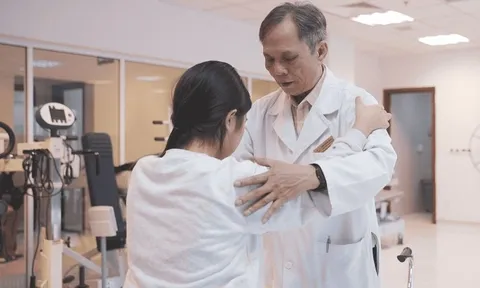 Nước mắt người cha và những bước đi đầu đời lần thứ hai của cô bé 12 tuổi 0