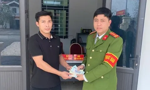 Phát hiện loạt tiền mặt 500k nằm chơ vơ bên đường, công an mời người đàn ông SN 1987 lên làm việc