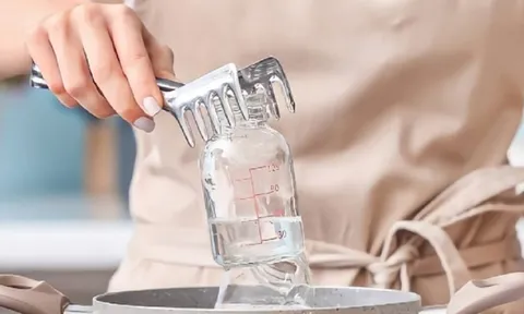 Dùng nước sôi tráng bình sữa có đủ an toàn cho trẻ nhỏ?