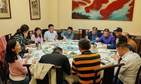 Đi họp lớp được hỏi đến bằng xe gì, tôi trả lời đi xe buýt: Về đến nhà, nhận được tin nhắn cả đời không thể quên