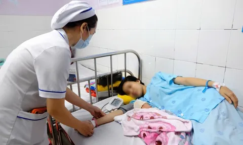 Thai phụ nguy kịch sau ăn ốc, bác sĩ mổ khẩn cứu hai mẹ con