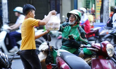 Xăng tăng giá, shipper né "cuốc xa", nhiều người cũng hạn chế ra đường: "Ngoài đi học thì 1 tuần em chỉ đi chơi 1, 2 lần"