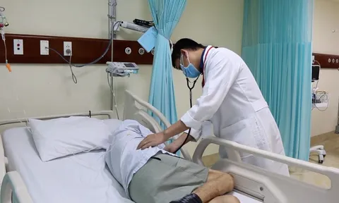 Cụ ông 80 tuổi suýt mất mạng vì tự cắt ống thông tiểu