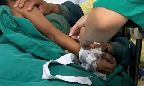 Xuyên đêm truyền thuốc WHO hỗ trợ, cứu 3 trẻ ngộ độc nghi ăn cá ủ chua