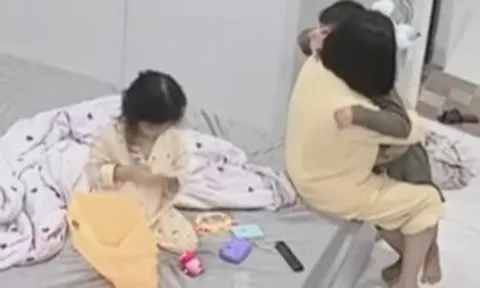 Cậu bé bật khóc vì nhớ bố đã khuất, cái ôm của mẹ kế khiến dân mạng rơi lệ