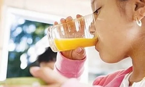 Oresol đóng chai đủ màu sắc cho trẻ uống thay nước: Chuyên gia nói thói quen tưởng tốt nhưng tiềm ẩn rủi ro