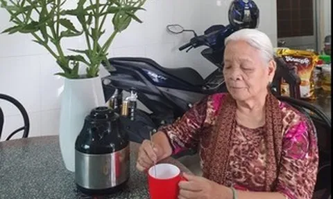 Ly cà phê của má