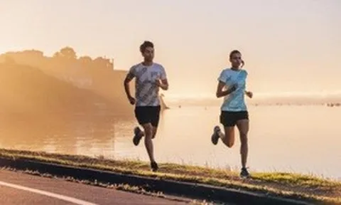 Chạy 30 phút buổi sáng hay đi bộ 60 phút buổi tối tốt cho sức khoẻ hơn?