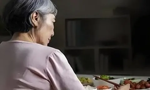 57 tuổi sống chung với bạn trai, mỗi tháng trả 3,5 triệu tiền sinh hoạt: Tôi nhận ra mình đang “trả tiền để làm giúp việc”