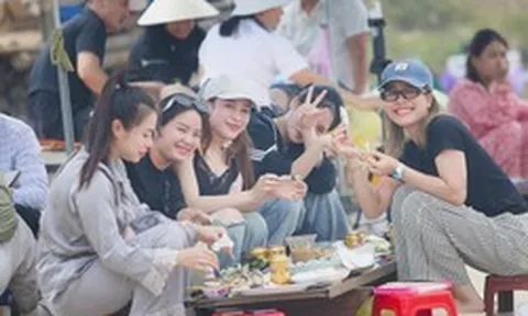 Du khách 'phát sốt' với cá trích nướng bãi biển