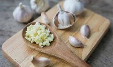 Kiên trì ăn tỏi mỗi ngày để “ngừa ung thư”, người phụ nữ 62 tuổi nhận kết quả khám sức khỏe khó ngờ sau 6 tháng