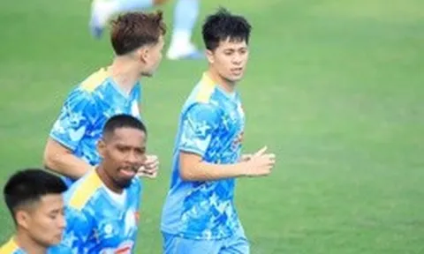 "Chuyên gia săn Tây" Đình Trọng trở lại ĐT Việt Nam sau 1.200 ngày, tái ngộ Duy Mạnh, "bối rối" ngoại ngữ vì Xuân Son