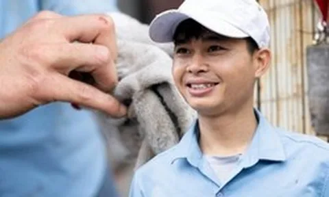 Danh tính người đàn ông phá mái tôn cứu người trong đám cháy rồi âm thầm rời đi: “Ông trời có mắt hết, mình giúp được gì thì giúp thôi”