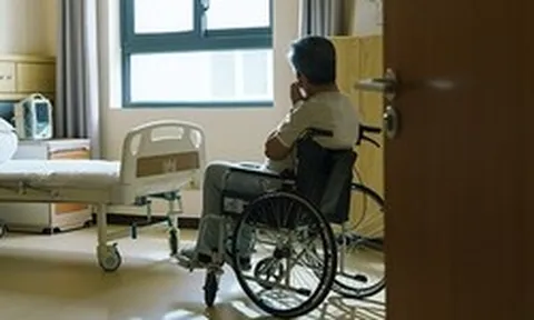 Người đàn ông vừa xuất viện đã đưa sổ tiết kiệm 2 tỷ cho con rể, lúc con trai xin mua xe lại nói: “Bố không có tiền”