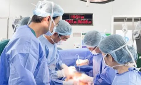 Người phụ nữ trẻ mang khối u xơ tử cung gần 12kg