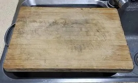 Mẹo làm sạch thớt gỗ bẩn lâu ngày