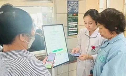 Hết cảnh dậy từ 5 giờ sáng xếp hàng giữ chỗ khi đi khám ở Bệnh viện Bạch Mai