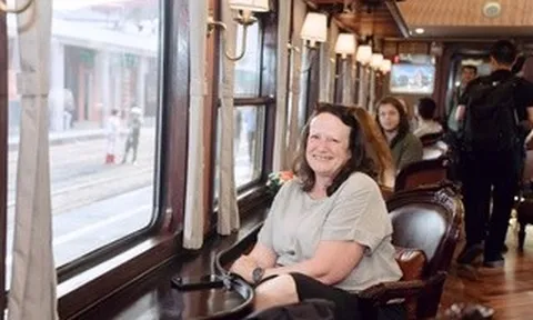 Bất ngờ với giao diện "tím Huế mộng mơ" của đoàn tàu di sản miền Trung