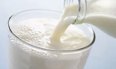 Sữa sắp hết hạn vẫn uống được hay nhất thiết phải đổ đi?