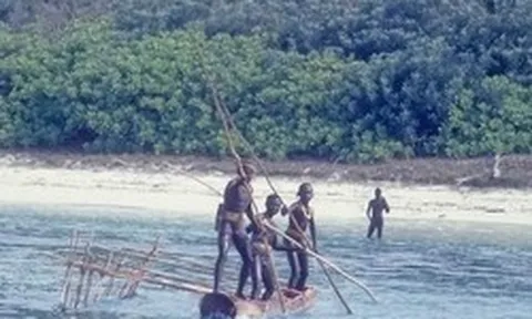 Một lon Coca-Cola du khách để lại có thể xoá sổ cả một bộ lạc