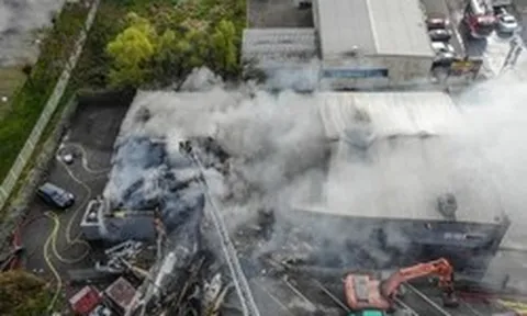 Cháy lớn như “nuốt chửng mọi thứ” tại quán bar, 750 khách tháo chạy hoảng loạn trong đêm