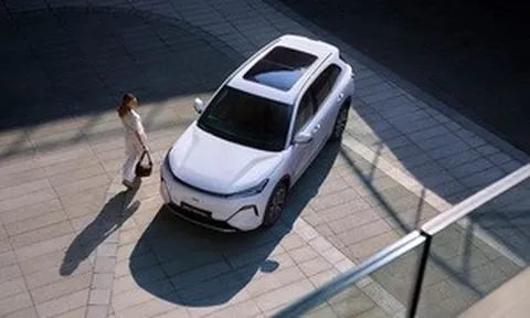 Geely EX2 và EX5 EM-i: Nhỏ gọn hiện đại, sạc đầy pin đổ đầy xăng đi 1.800 km