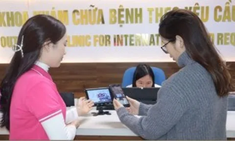 Đi viện công giờ nhàn tênh, hết cảnh cầm xấp giấy tờ, tiền mặt chạy khắp nơi