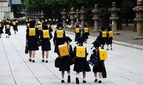 Tại sao phụ huynh Nhật Bản thường để con tự đi bộ đi học thay vì đưa đón?