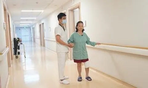 Vinmec Đà Nẵng thay khớp gối bằng robot, bệnh nhân tập đi ngay sau mổ