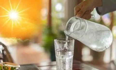 Sai lầm khi uống nước ngày nắng nóng âm thầm phá hỏng thận: BS cảnh báo dấu hiệu thận “cầu cứu”
