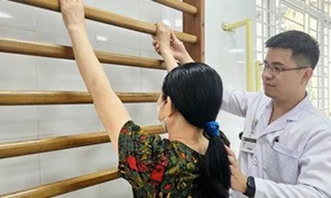 Khó mặc áo, chải đầu đau: Biểu hiện điển hình của căn bệnh khiến vai đông cứng