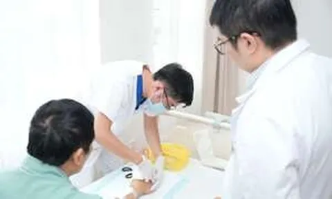 Vinmec Hải Phòng phẫu thuật xuyên đêm nối gân và mạch máu cho bệnh nhân